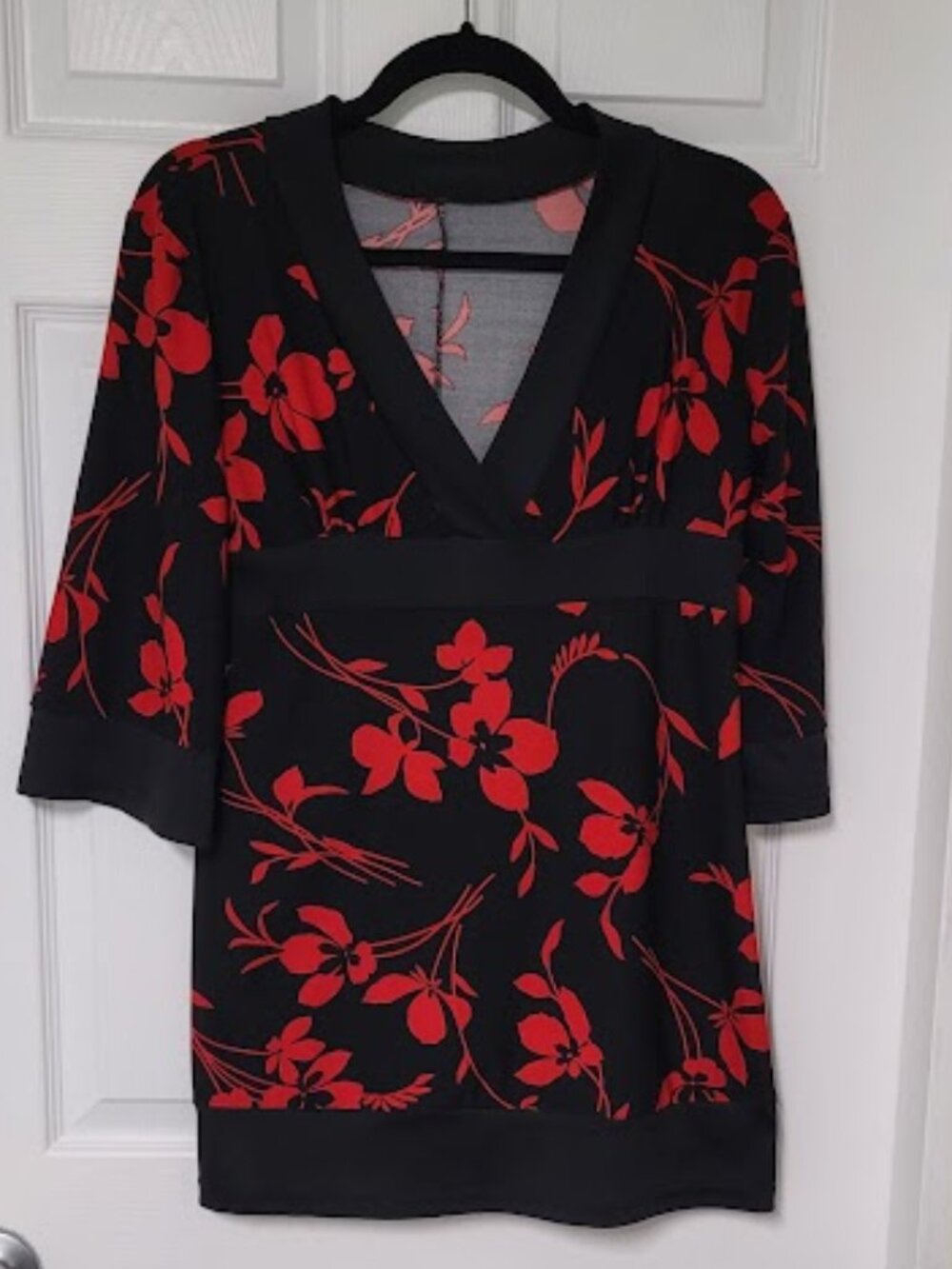 Made in Canada Bold Artsy Black/Red Floral Stretch Top shirt-V-Neck-Size Medium